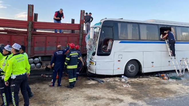 Servis otobüsü kamyona çarptı: 1 ölü, 7 si ağır 30 yaralı!